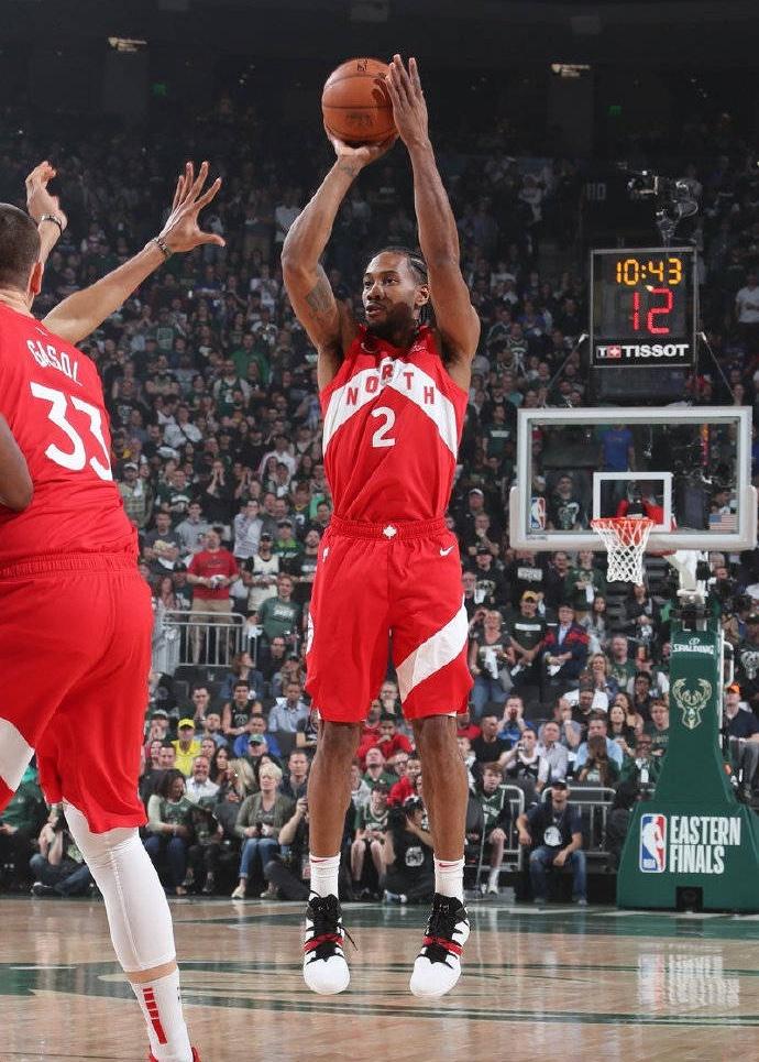 深圳队鏖战雄鹿，伦纳德刷新纪录