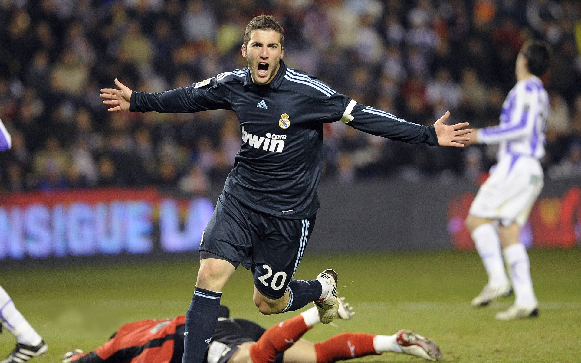 英超争冠焦点战与猛龙斩落开拓者，体育世界的双重奏